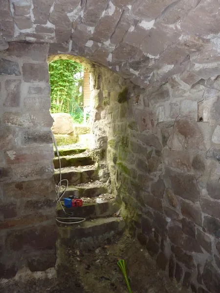 Natursteinmauer mit Türbogen