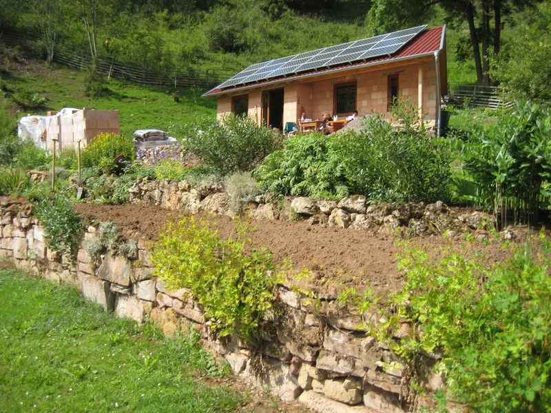 Trockenmauer & Beetanlage