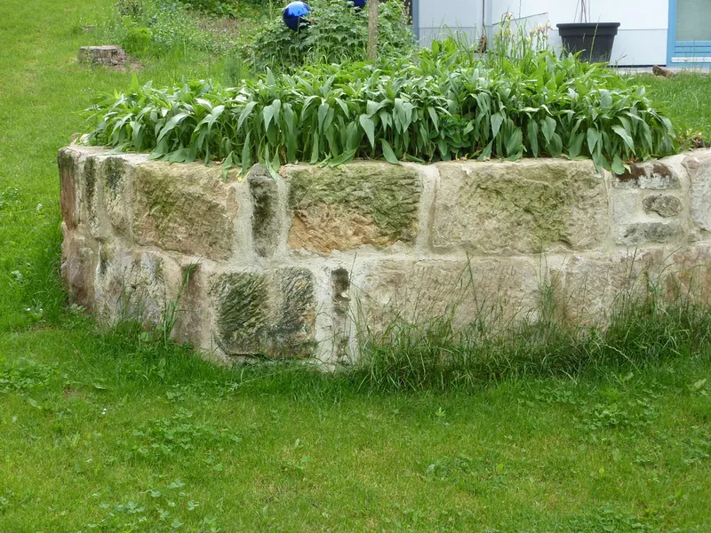 Rundbeet aus Naturstein