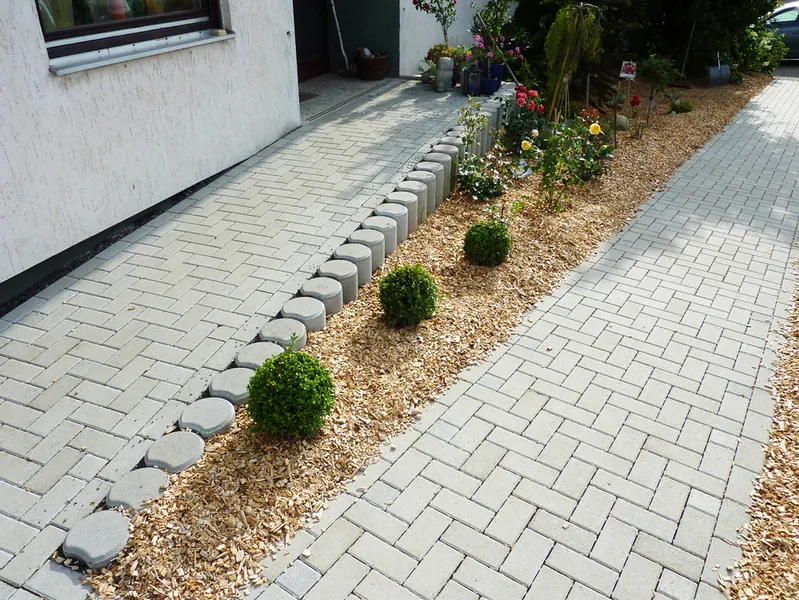 Hauseingang gepflastert