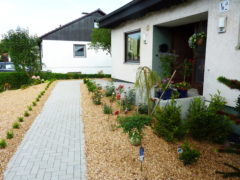 Gartenweg zum Haus