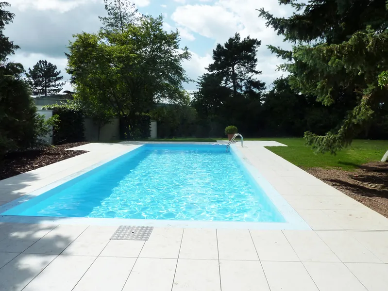 Pool mit Plattenbelag
